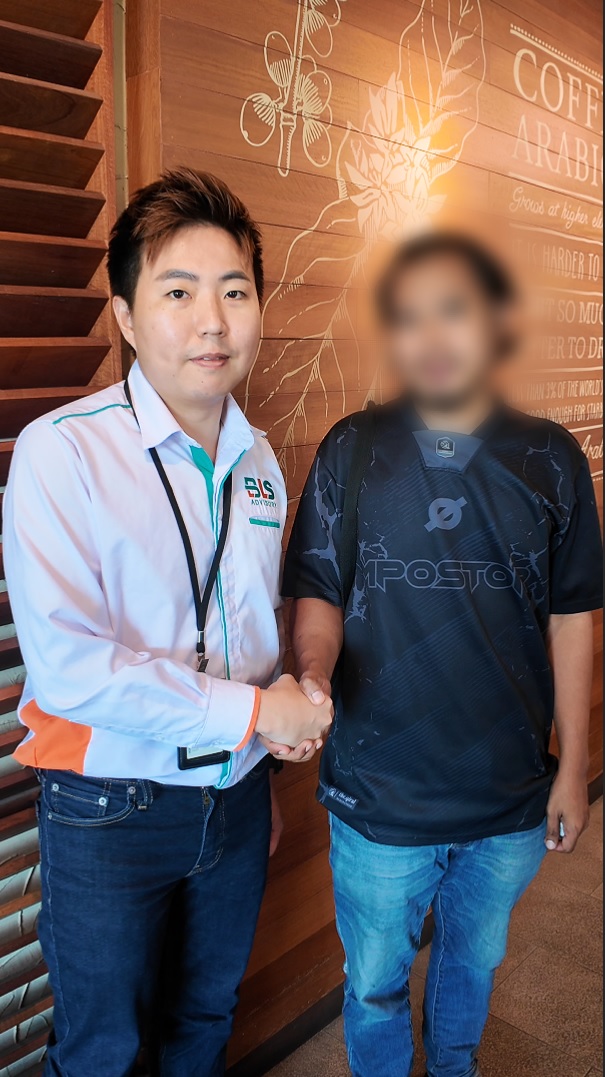 BLS 顾问与客户合照，客户脸部已模糊