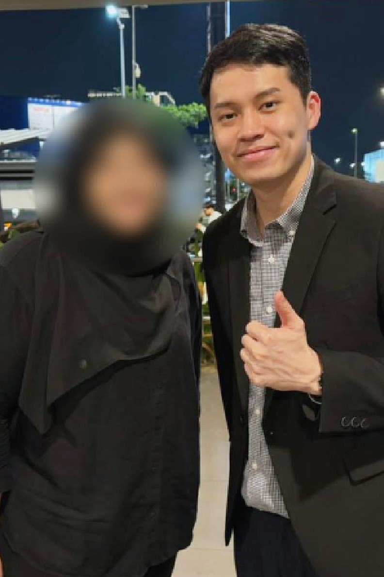 BLS 顾问与客户合照，客户脸部已模糊